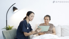 A Speedoc nurse assisting an elderly patient at home