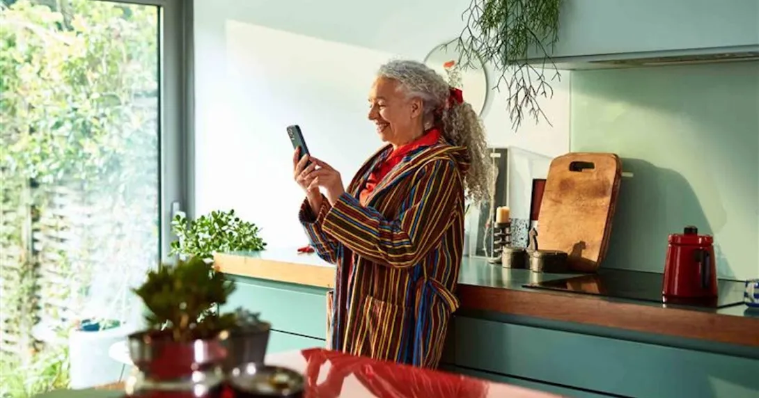 Woman using s cell phone Woman using s cell phone